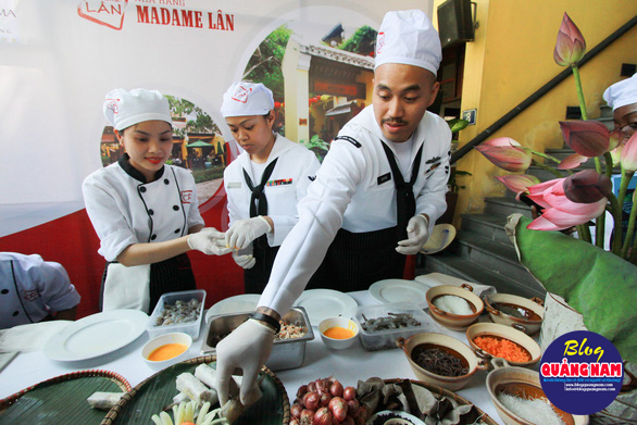 Đầu bếp tàu sân bay Mỹ nấu mì Quảng, làm nem rán, bánh xèo - Ảnh 5.